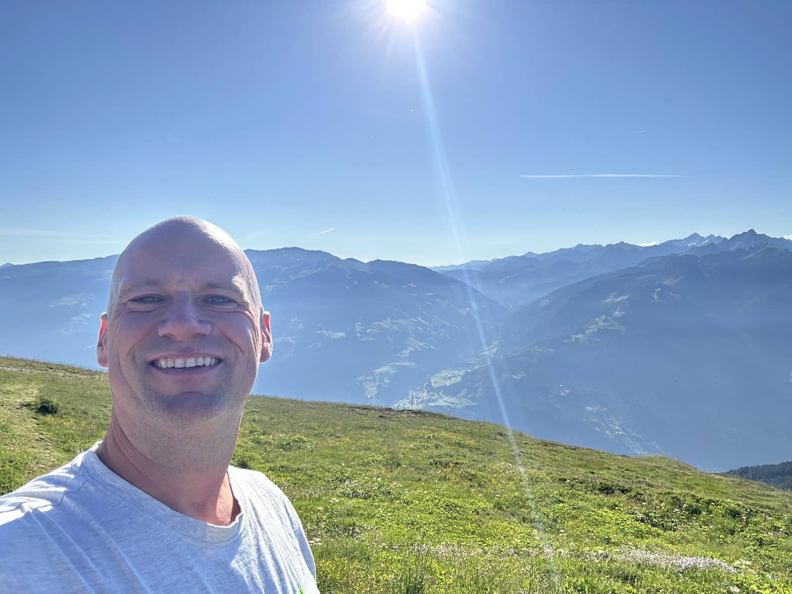Pegel in den Bergen mit weitem Alpenpanorama
