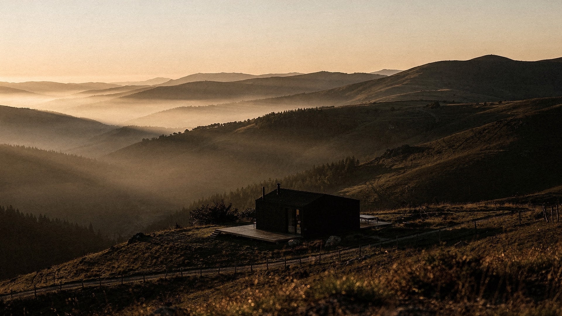 Weite Berglandschaft bei Sonnenaufgang mit Rückzugsort – der Pegel Reset (KI-generiert)